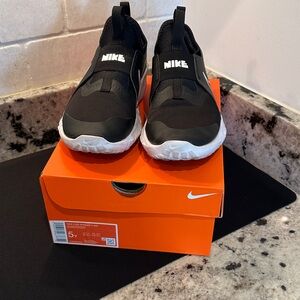 Nike Flex Runner 2 (GS) Black and White Athletic Slip-Ons size 5Y
